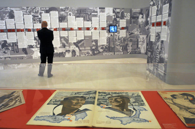 Un espectador admira el universo del creador ruso El Lissitzky en el...