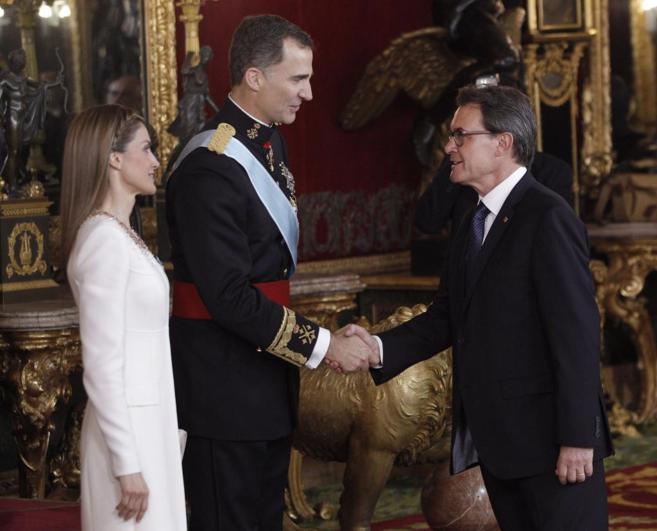 Los reyes Felipe VI y Letizia saludan al president de la Generalitat...