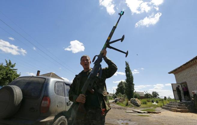 Un separatista prorruso ensea su arma en Servek, situado en la...