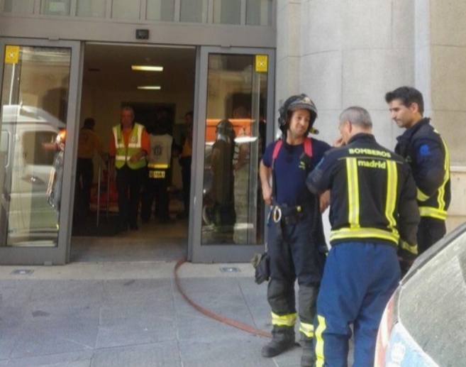 Bomberos de Madrid en la puerta de la sede de Standard &...
