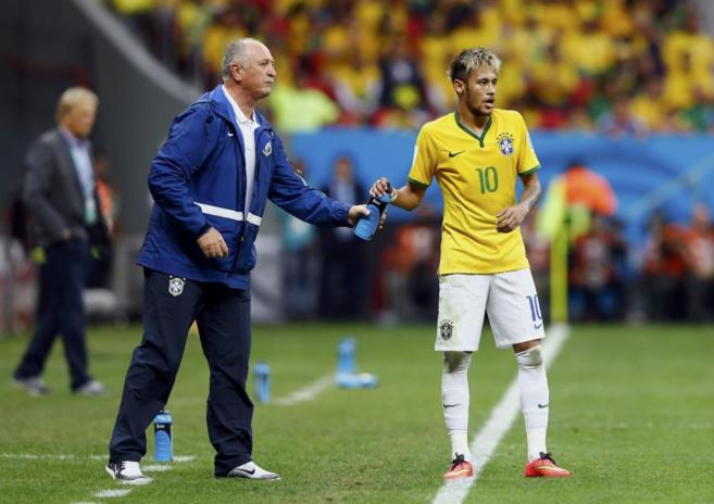 Scolari y Neymar, durante un momento del partido ante Camern.