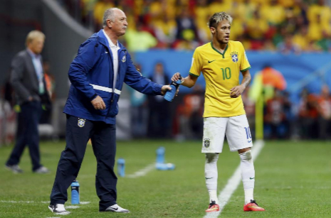 Scolari y Neymar, durante un momento del partido ante Camern.