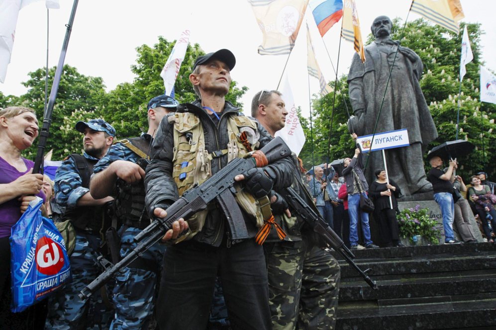 12 de Mayo de 2014. Hombres armados pro-rusos montan guardia durante...