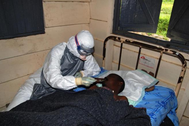Un paciente es tratado por los equipos de MSF en el oeste de Uganda.