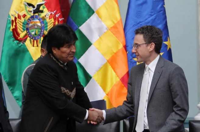 El presidente de Bolivia, Evo Morales, saluda al representante de la...