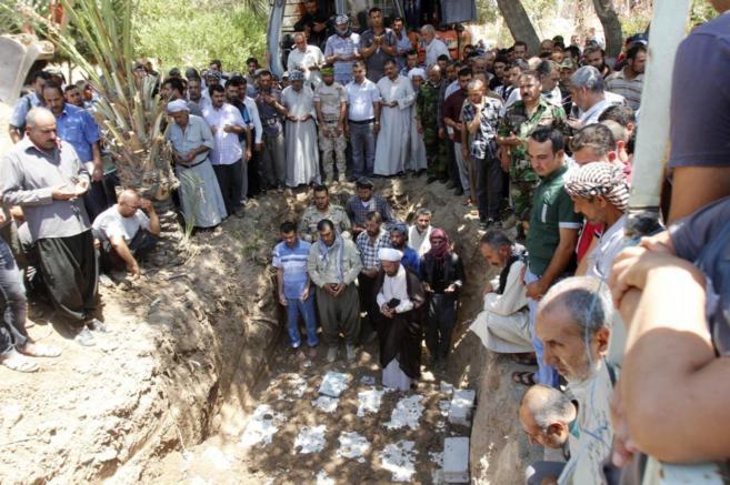 Iraquíes oran durante un funeral en Kirkuk después de que el ISIS...
