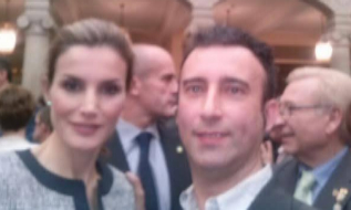 Selfie subido a FB del presidente de Colegas LGTB con la Reina