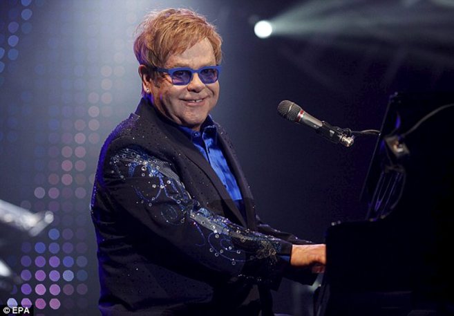 El cantante  Elton John en una de sus actuaciones.