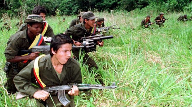 Guerrilleros de las FARC patrullando la selva cerca de Miraflores el...