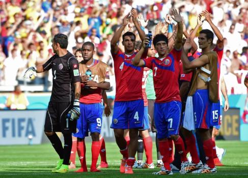Los jugadores de Costa Rica celebrando el pase.