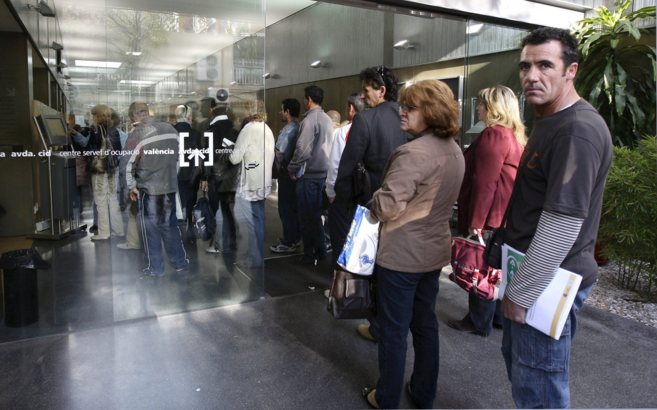 Desempleados aguardan su turno en una oficina del Servef, en la ciudad...