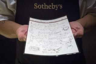 Un empleado de Sotheby's con el manuscrito.