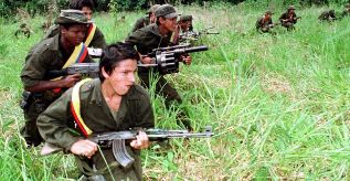 Guerrilleros de las FARC en la selva.