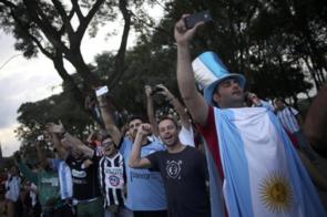 Aficionados argentinos, este martes en Porto Alegre.