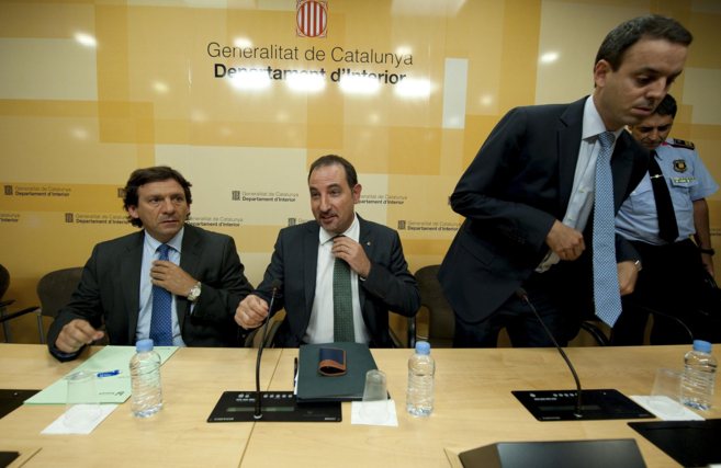 El conseller Ramon Espadaler junto al dimitido Manel Prat (derecha) en...