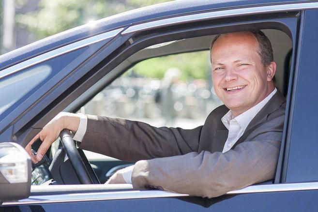 El ministro noruego de Transportes, en su coche, a punto de iniciar su...
