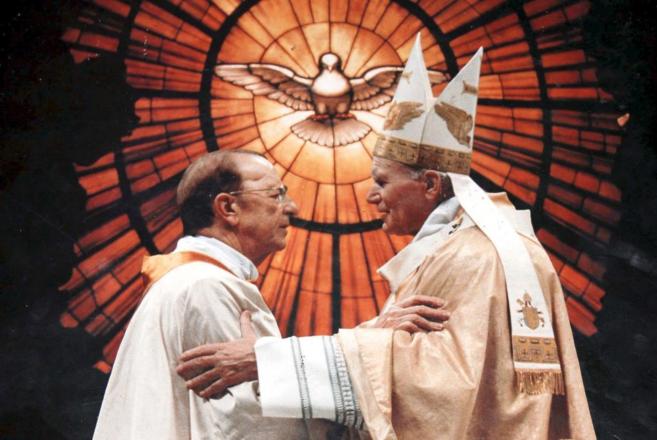 El fundador de los Legionarios de Cristo junto a san Juan Pablo II, en...