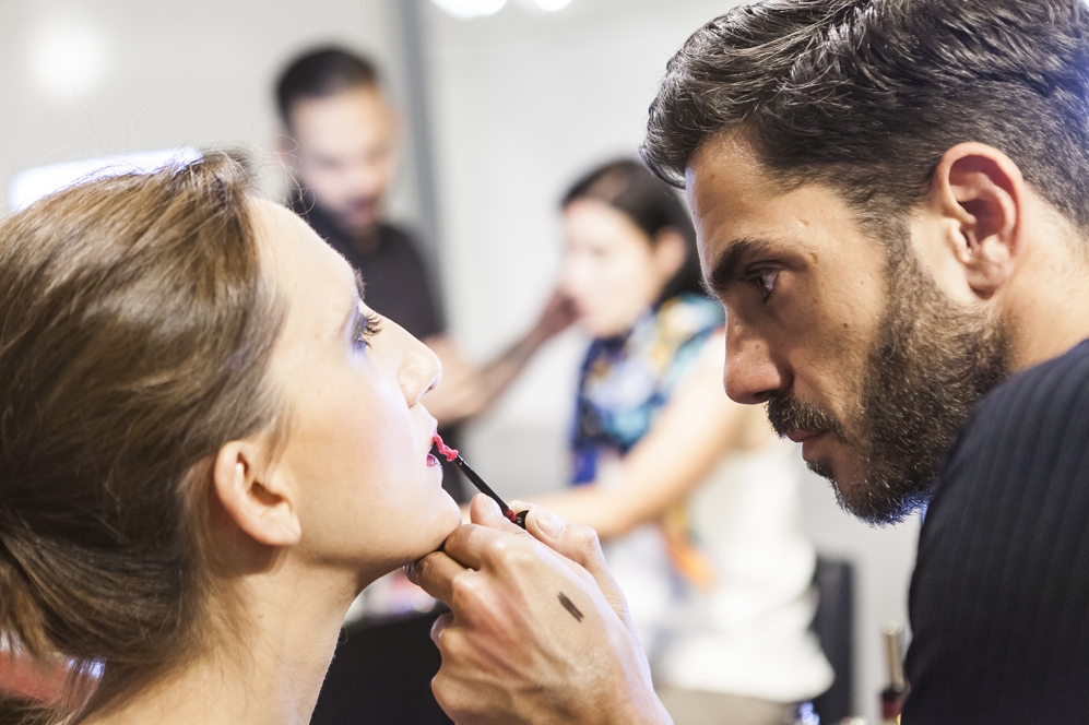 Yosuah Barea maquillando a Mara Fernndez Miranda, directora de...