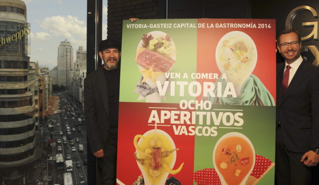 El alcalde de Vitoria Javier Maroto y el actor Karra Elejalde.