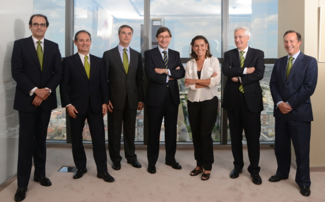 El consejo de Bankia, con Jos Sevilla (tercero por la izquierda), y...