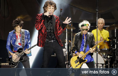 Los Rolling Stones, durante su concierto en el estadio Santiago...