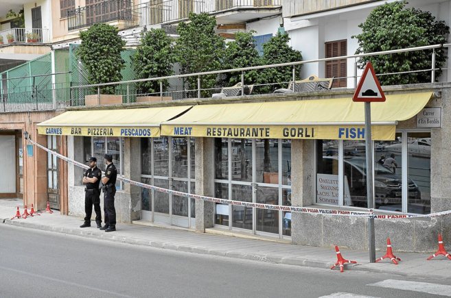 Dos agentes de la Polica Nacional frente al Bar Gorli, precintado...