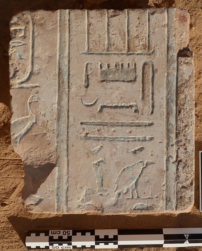 Una de las piezas desenterradas con los ttulos de Petubastis III.