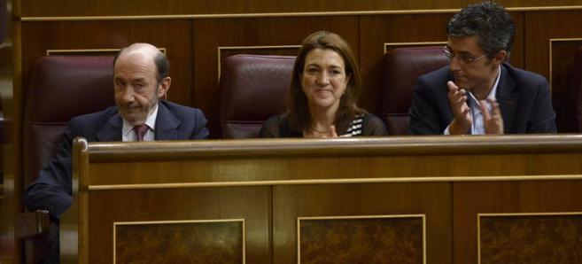Eduardo Madina aplaude al an secretario general del PSOE, Alfredo...