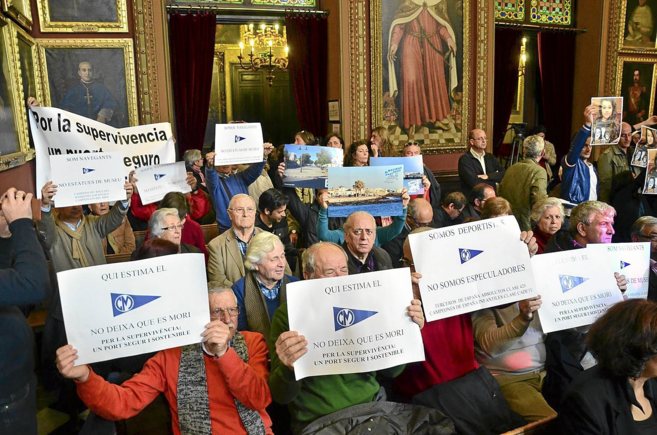 Vecinos del Molinar protestan en el Ayuntamiento de Palma contra la...
