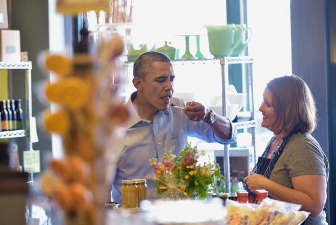 Obama come en una tienda en Minnesota.
