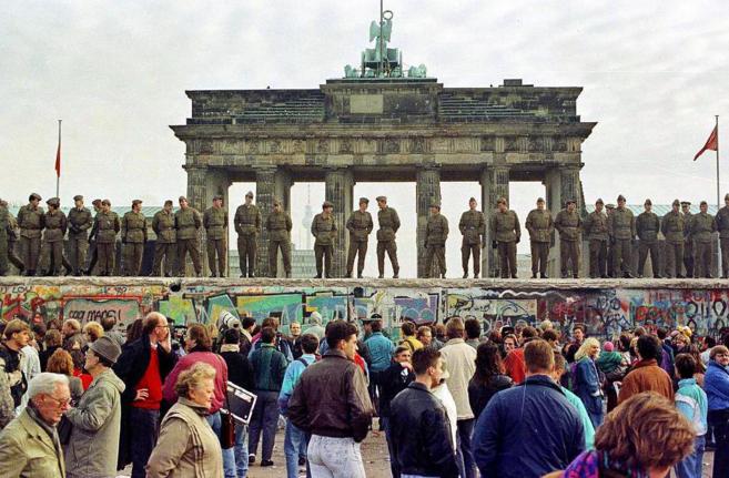 El Muro de Berlín, custodiado por policías poco antes de su caída.