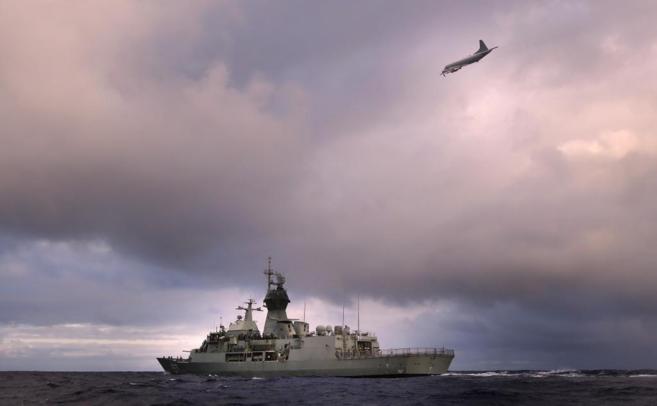 El HMAS Perth y un avin de fuerza area de Nueva Zelanda buscan...