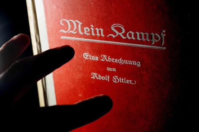 Un ejemplar en alemn de 'Mein Kampf', la obra de Adolf...
