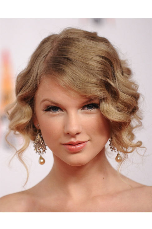 El falso bob de la Reina uno más en la lista VIP  Taylor Swift recoge su  melena  Belleza  EL MUNDO