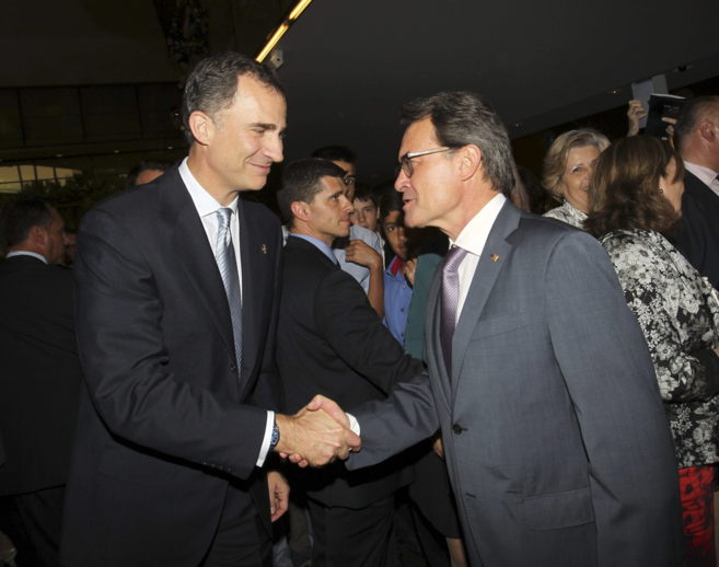 El Rey Felipe VI saluda al president, Artur Mas, en Girona la noche...