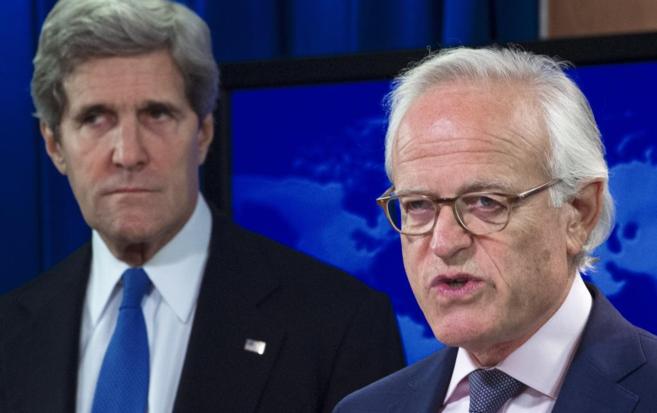 El secretario de Estado de Estados Unidos, John Kerry, junto a Martin...