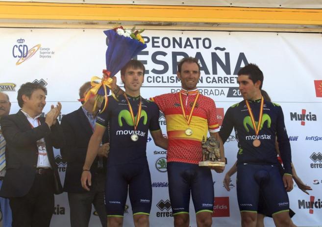 Alejandro Valverde en el podio junto a Ion Izagirre (i), segundo, y...