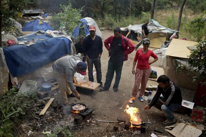 Los inmigrantes rumanos en el campamento.