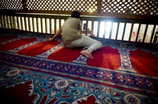 Un joven en la Gran Mezquita de Pristina.