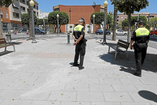 Dos agentes de la Polica Local de Elche en la plaza en la que se ha...