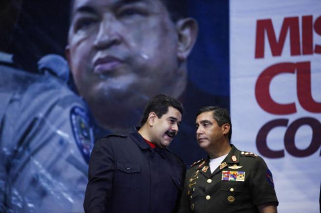 El presidente de Venezuela, Nicols Maduro, conversa con el ministro...