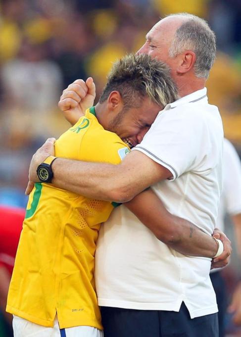 Neymar y Felipao, abrazados tras el encuentro.