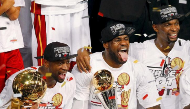 Wade, LeBron y Bosh celebran el ltimo ao, 2013, que ganaron...