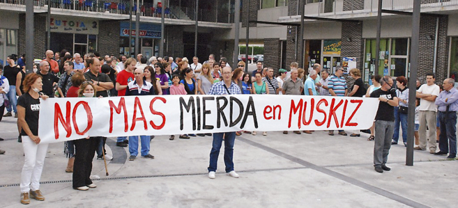 Vecinos de Muskiz se manifestan, ayer en el municipio, para denunciar...