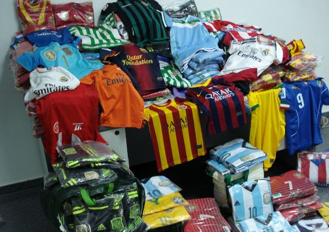 Intervenidas más de 500 equipaciones de fútbol falsas - Andalucía - EL ...