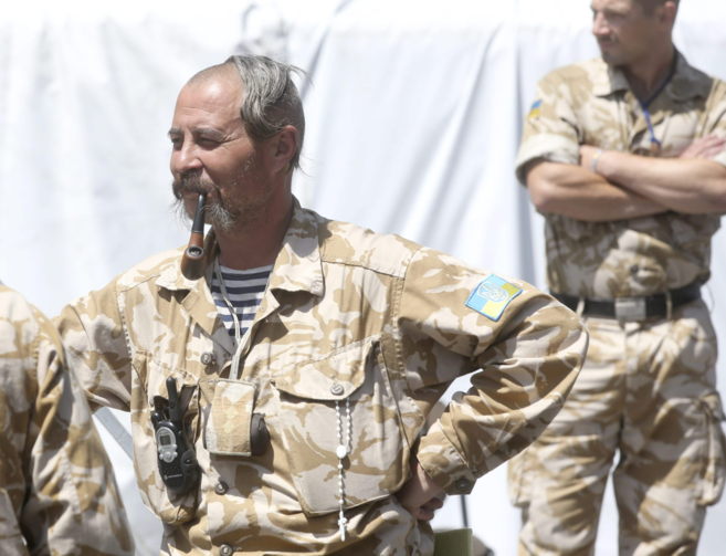 Activistas ucranianos vestidos con el uniforme militar