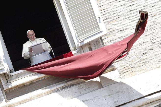 El Papa Francisco, ayer, durante el tradicional rezo del Angelus en el...