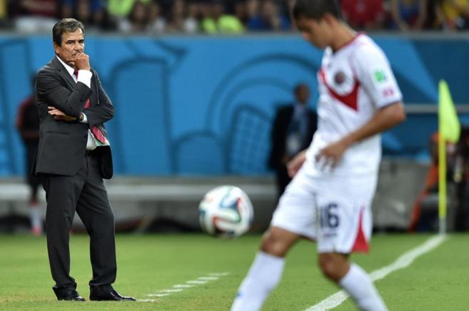 El seleccionador de Costa Rica, Jorge Luis Pinto, observa el partido...