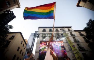 Bandera del arcoiris en la plaza de Chueca.
