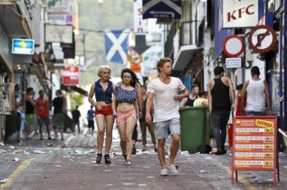Turistas britnicos en el West End de San Antonio, Ibiza